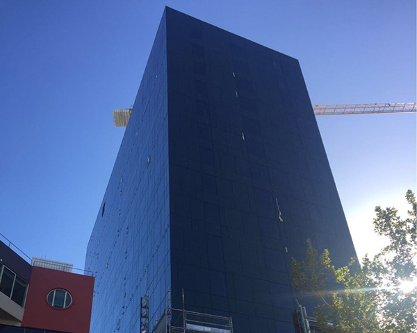 在裝修中,沈陽玻璃幕墻安裝與維護措施是怎樣的呢?